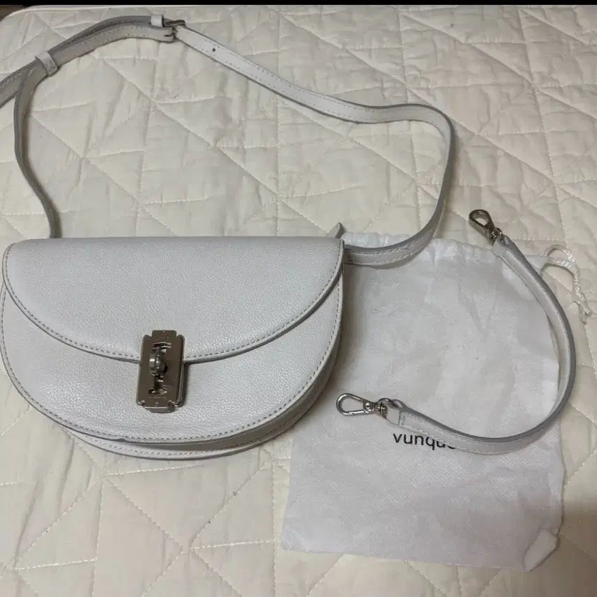 [BUNJANG] Vunque Half Moon Crossbody Bag / 분크 하프문 크로스백