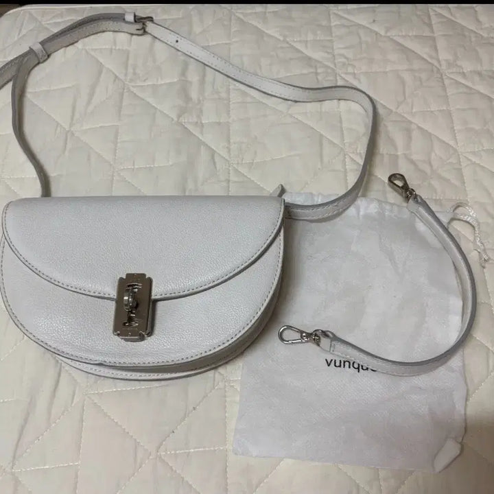 [BUNJANG] Vunque Half Moon Crossbody Bag / 분크 하프문 크로스백