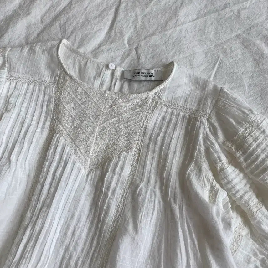 [BUNJANG] Puff Sleeve Embroidered Blouse White / 퍼프 자수 블라우스 화이트
