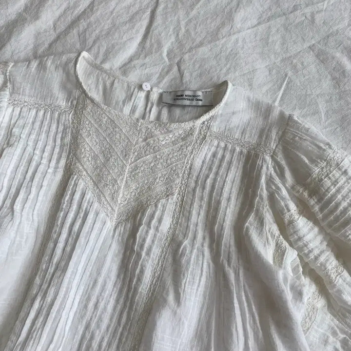 [BUNJANG] Puff Sleeve Embroidered Blouse White / 퍼프 자수 블라우스 화이트