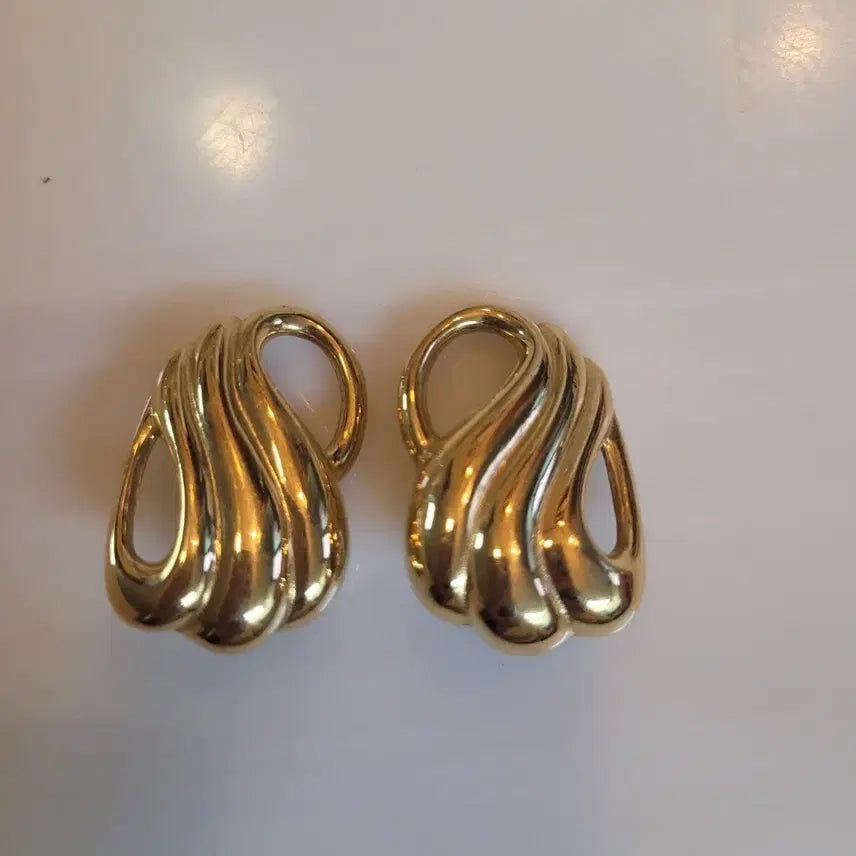 [BUNJANG] Monet Gold Curved Earrings (Non-Pierced) / monet 모네 금색 곡선 귀걸이(귀 안뚫은)