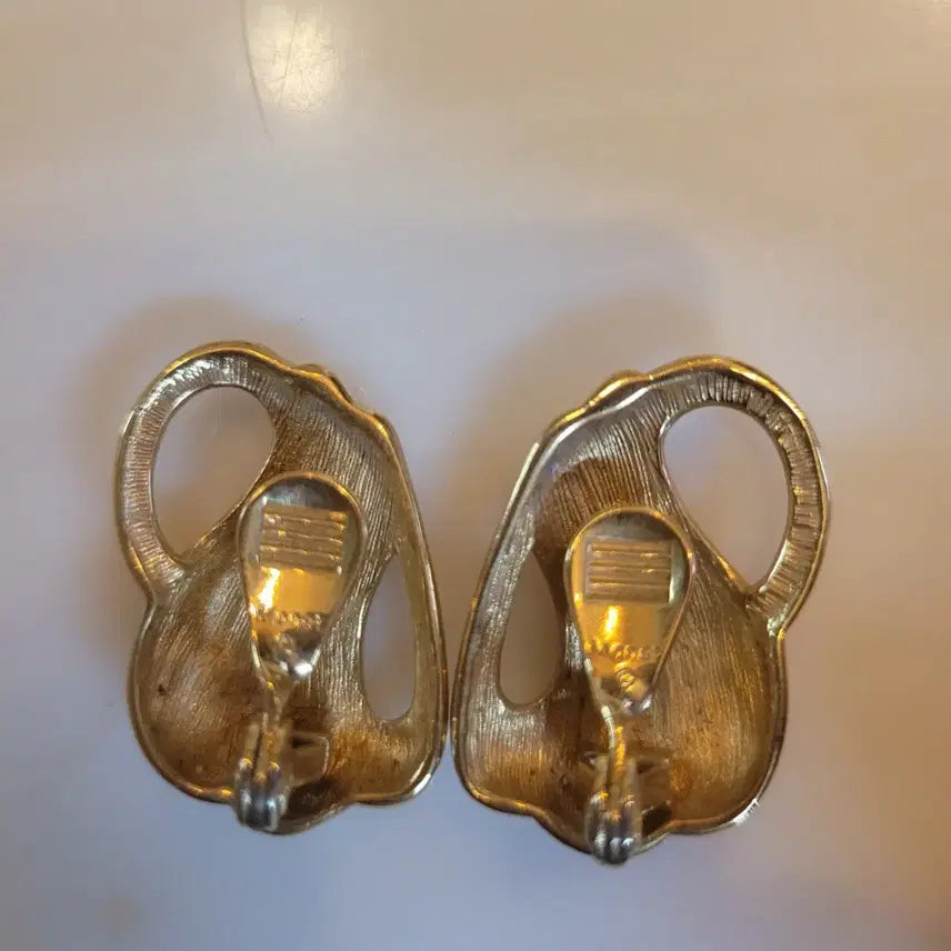 [BUNJANG] Monet Gold Curved Earrings (Non-Pierced) / monet 모네 금색 곡선 귀걸이(귀 안뚫은)