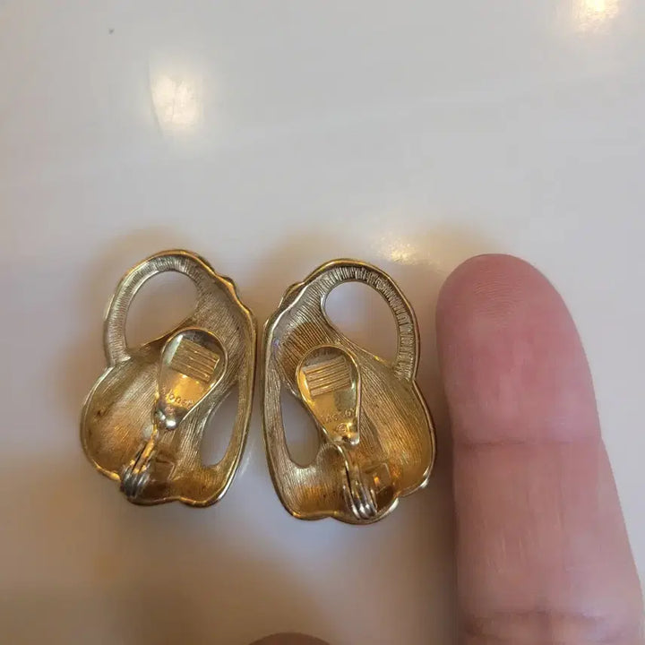 [BUNJANG] Monet Gold Curved Earrings (Non-Pierced) / monet 모네 금색 곡선 귀걸이(귀 안뚫은)
