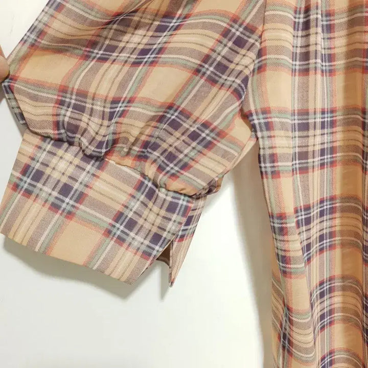 [BUNJANG] The Tilbury Check Square Neck Puff Sleeve Blouse / 더 틸버리 체크 스퀘어넥 퍼프소매 블라우스 F_S0094
