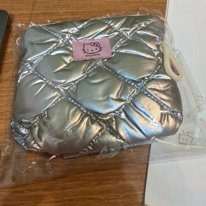 [BUNJANG] Hello Kitty x Fillygilly Silver Pouch / 헬로키티 필리밀리 파우치 실버 팝니다