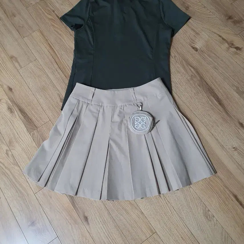 [BUNJANG] G/FORE Pleated Golf Skirt (Beige, Size 64) + Cleveland Cooling T-shirt (Khaki, Size 90) / (정품) G/FORE 골프 플리츠스커트 베이지64  + 클리블랜드 냉감티