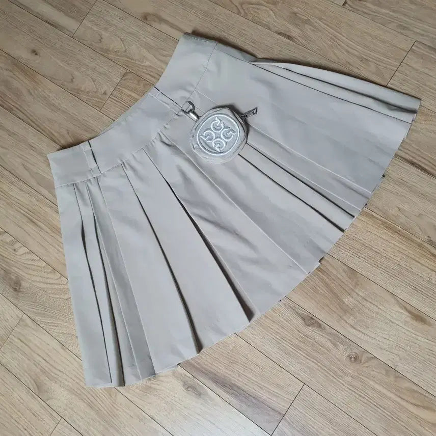 [BUNJANG] G/FORE Pleated Golf Skirt (Beige, Size 64) + Cleveland Cooling T-shirt (Khaki, Size 90) / (정품) G/FORE 골프 플리츠스커트 베이지64  + 클리블랜드 냉감티