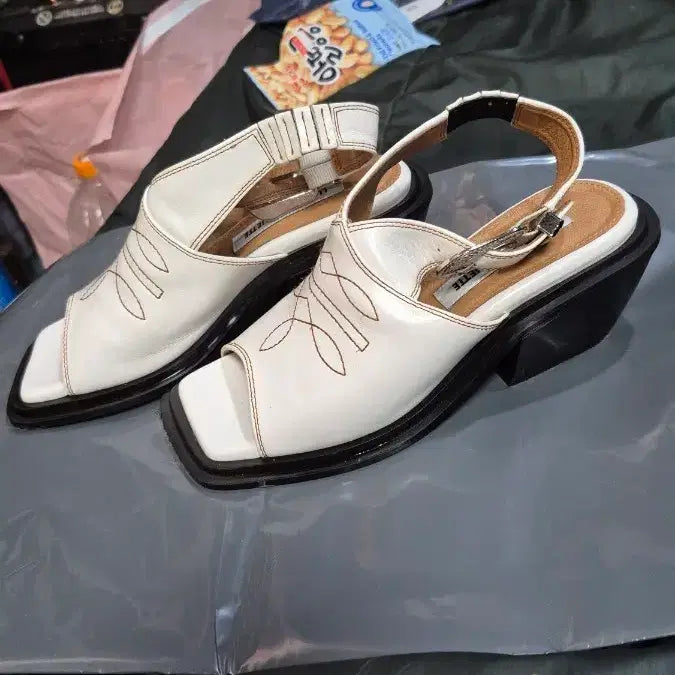 [SOLD OUT] 럭키슈에트   웨스턴   스티치   샌달