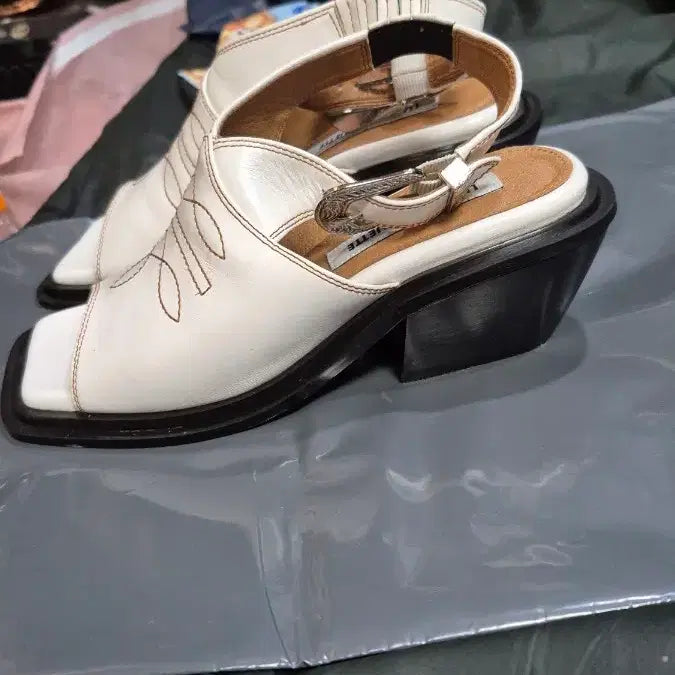 [SOLD OUT] 럭키슈에트   웨스턴   스티치   샌달