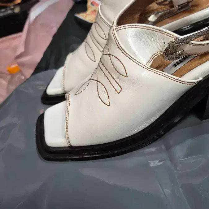 [SOLD OUT] 럭키슈에트   웨스턴   스티치   샌달