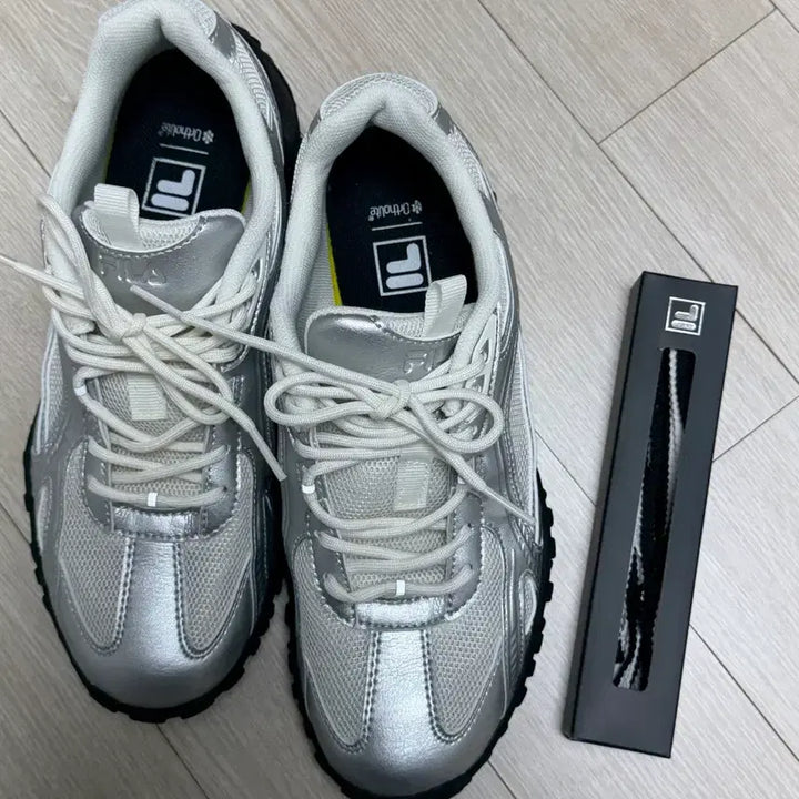[BUNJANG] Fila Espace Silver Moon Sneakers (Size 250) / 250거의새거)휠라 에샤페 실버문