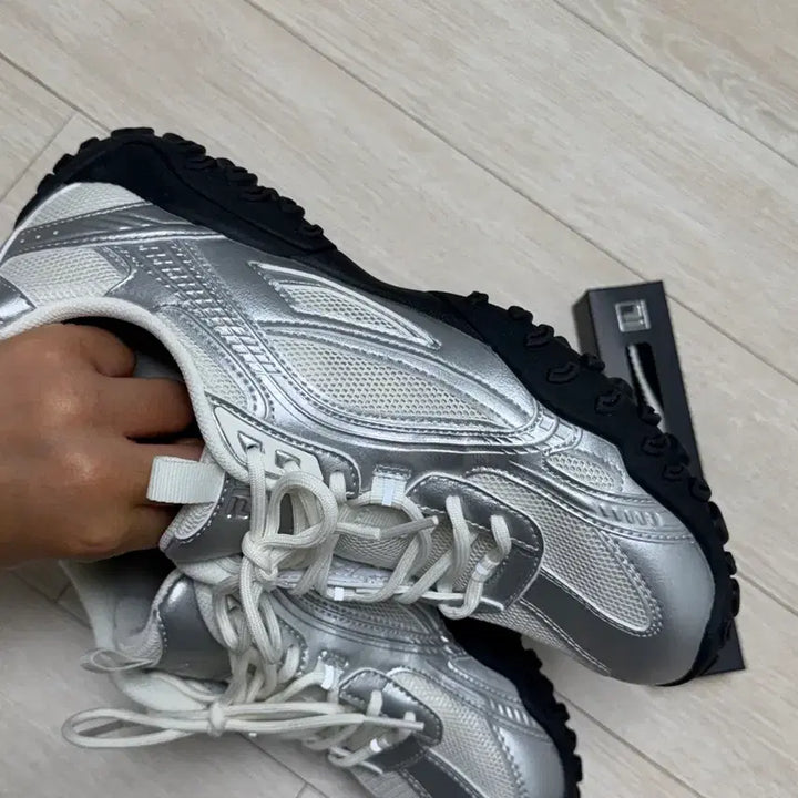 [BUNJANG] Fila Espace Silver Moon Sneakers (Size 250) / 250거의새거)휠라 에샤페 실버문