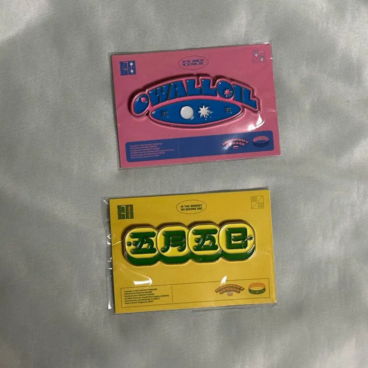 [BUNJANG] Owalloil Seasonal Logo Pin Badge Set (Pink Blue / Yellow Green) - Sealed / 미개봉) 오월오일 md 시즈널 뱃지 일괄