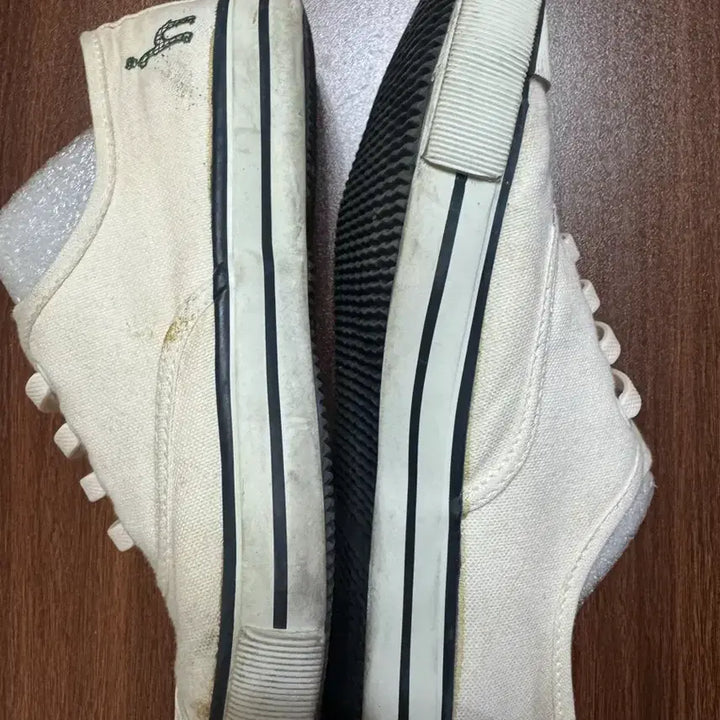[BUNJANG] Hazzys White Sneakers Size 235 / 헤지스 화이트 운동화 235 15,000원 판매