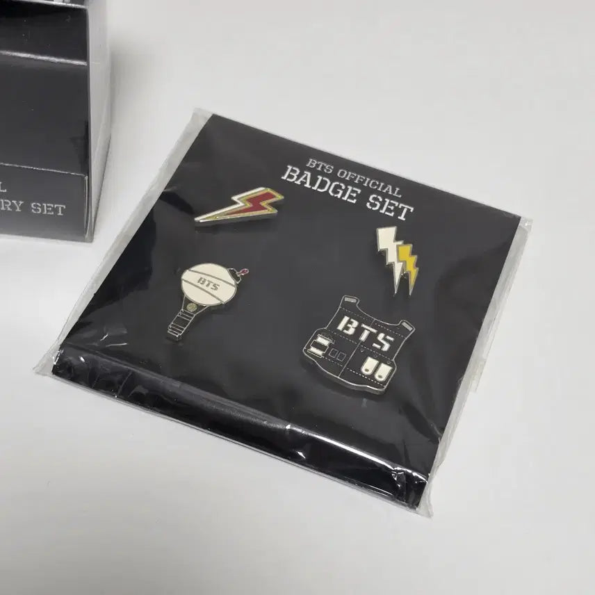 [BUNJANG] BTS Debut Era Rare Official Goods "Army Bomb" Earphone Badge Set (4 Types) / all) 방탄 데뷔초 희귀공굿 BTS 아미밤 뱃지4종set 이어폰 badge bts army