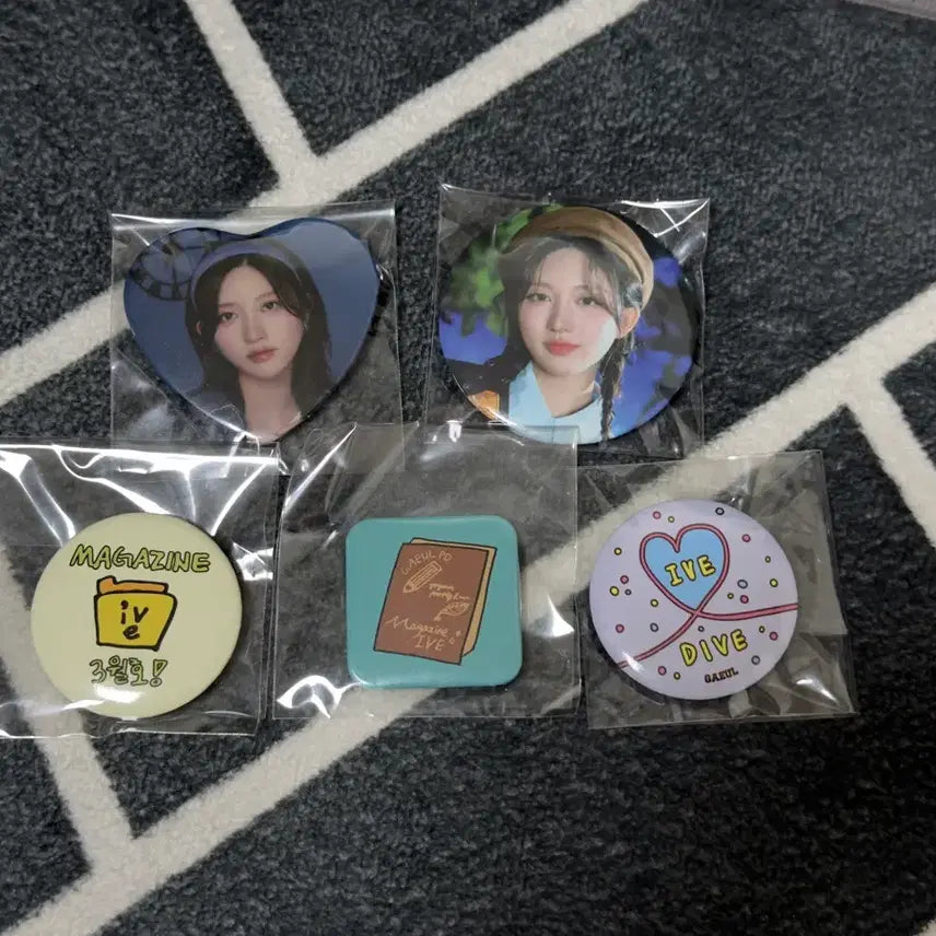 [BUNJANG] IVE Gaeul Fan Concert Canned Badge Set (Random Product) Sealed / 아이브 가을 팬콘 캔뱃지 셋트 (랜덤상품) 미개봉
