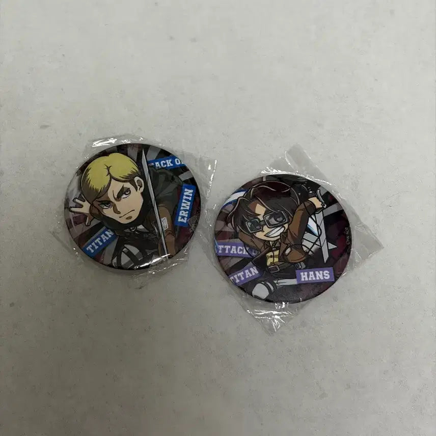 [BUNJANG] Attack on Titan Erwin &amp; Hanji Canned Badges (Sealed) / 진격의거인 엘빈, 한지 캔뱃지 미개봉 미사용
