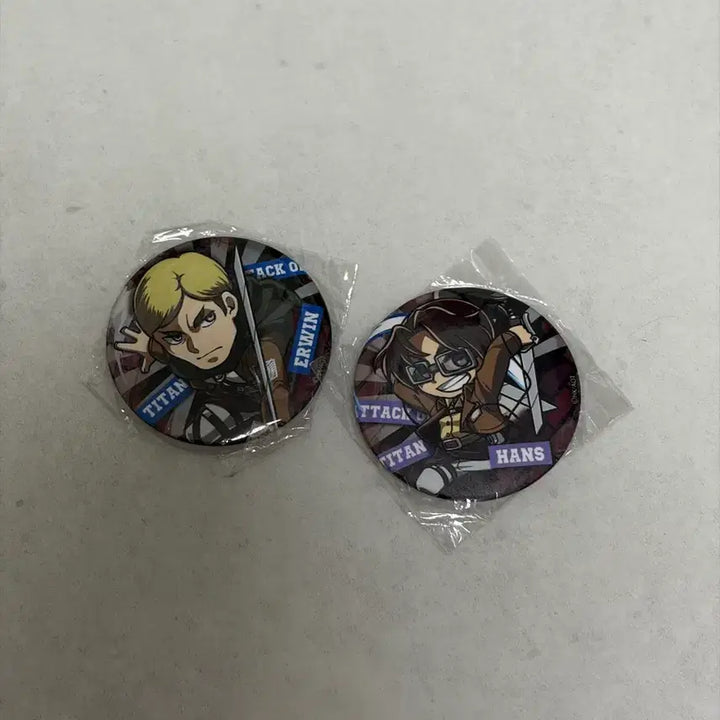 [BUNJANG] Attack on Titan Erwin &amp; Hanji Canned Badges (Sealed) / 진격의거인 엘빈, 한지 캔뱃지 미개봉 미사용