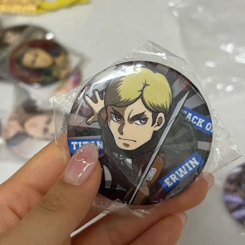 [BUNJANG] Attack on Titan Erwin &amp; Hanji Canned Badges (Sealed) / 진격의거인 엘빈, 한지 캔뱃지 미개봉 미사용