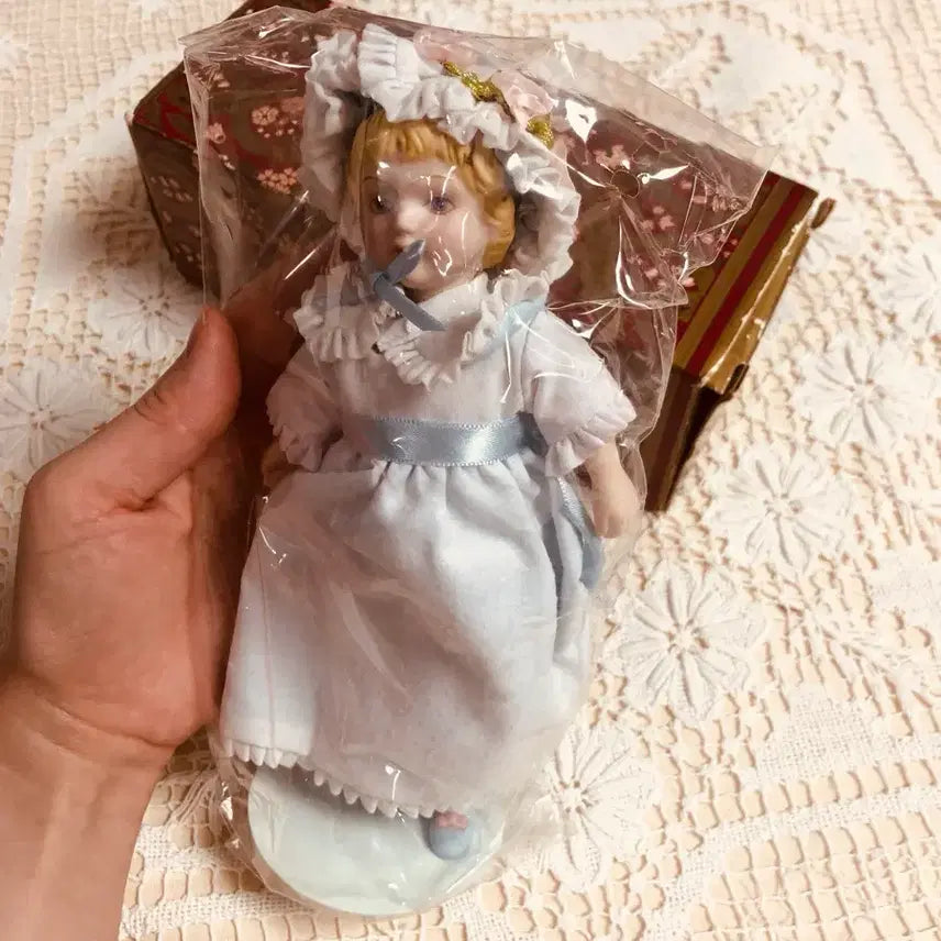 [BUNJANG] Antique Vintage Figurine Girl Doll / 앤틱 빈티지 피겨린 소녀 인형