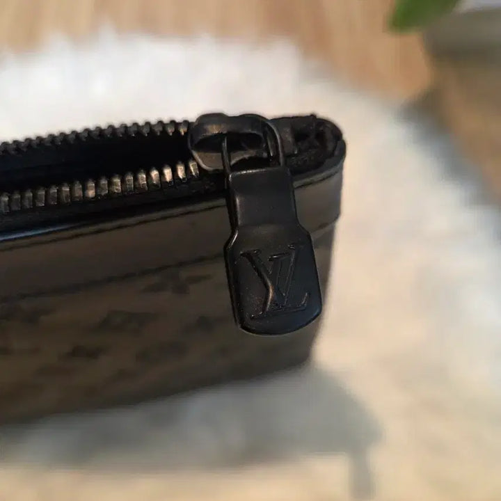 [BUNJANG] Louis Vuitton Pochette Monogram Shadow Black Bag / 루이비통 포쉐트 모노그램 쉐도우 블랙