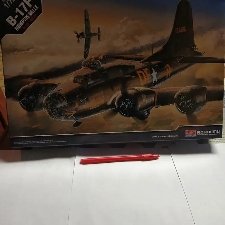 [BUNJANG] B-17F Memphis Belle "2nd World War Bomber" 1/72 Scale Plastic Model Kit (Sealed) / 2차대전 폭격기 B-17F 멤피스벨 1/72 프라모델 미개봉 신품