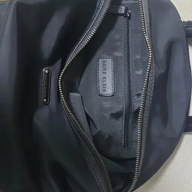 [SOLD OUT] 블랙 앤클라인 스터드 백팩