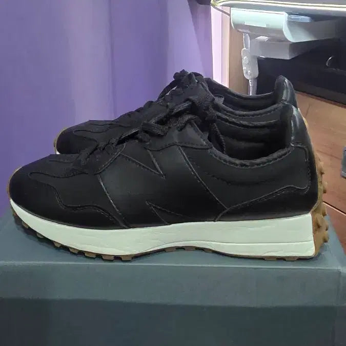 [SOLD OUT] 뉴발란스 327 검흰 스니커즈