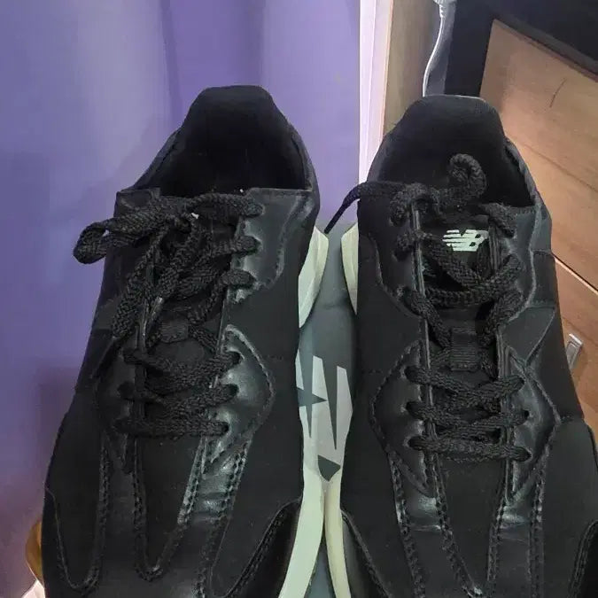 [SOLD OUT] 뉴발란스 327 검흰 스니커즈