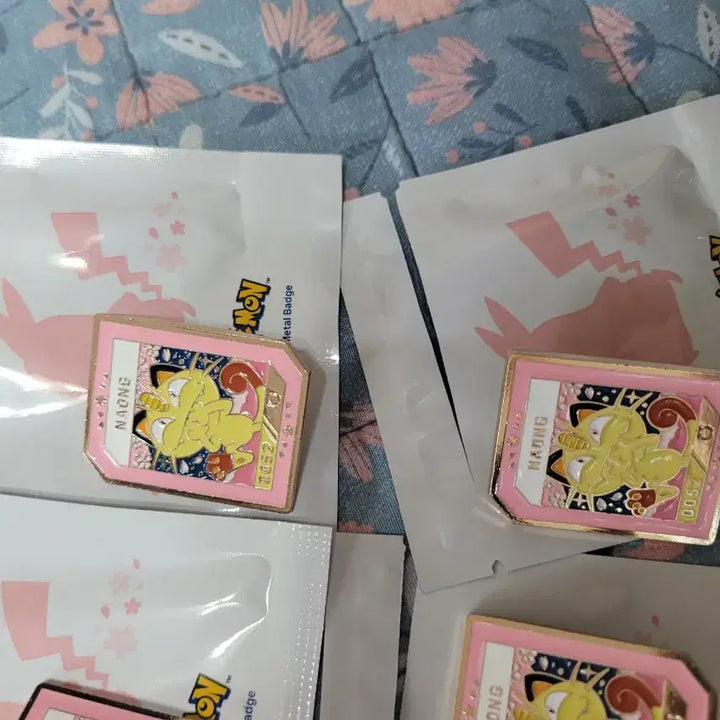 [BUNJANG] Lee Isaac Toast Pokémon Collaboration Meowth Cherry Blossom Metal Badge / 이삭토스트 나옹 포켓몬스터 콜라보 2차 2탄 뱃지 메탈 벚꽃 굿즈