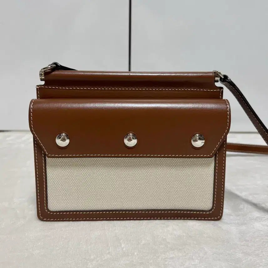 [SOLD OUT] 버버리 미니포켓 호스페리 타이틀 백 브라운