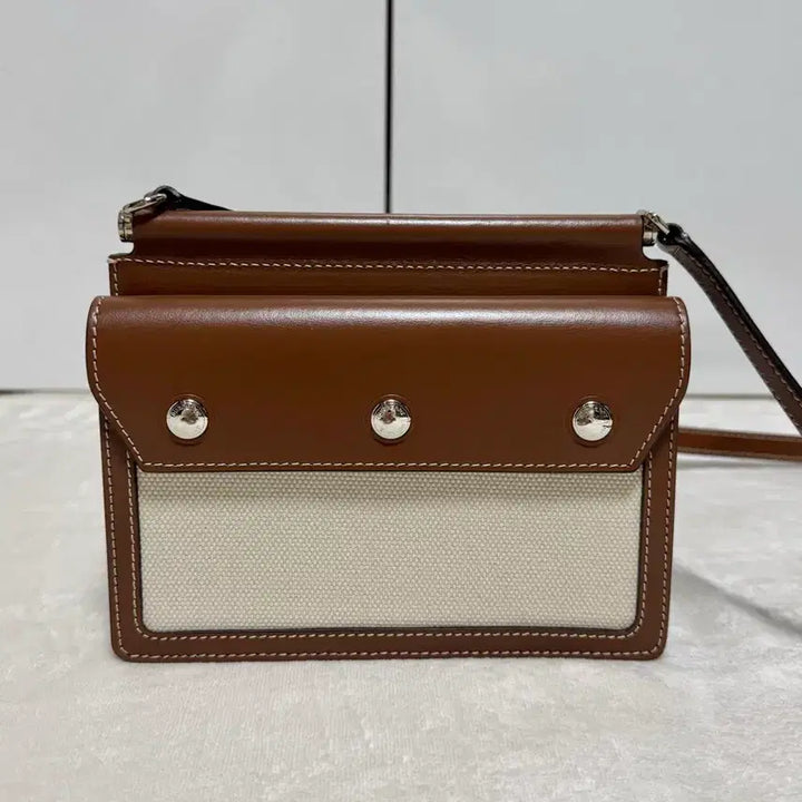 [SOLD OUT] 버버리 미니포켓 호스페리 타이틀 백 브라운
