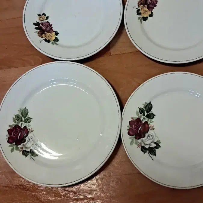 [BUNJANG] Vintage Ceramic Plates with Rose Pattern (Set of 4) / 빈티지 옛날 초창기 도자기 접시4장.장미꽃무늬