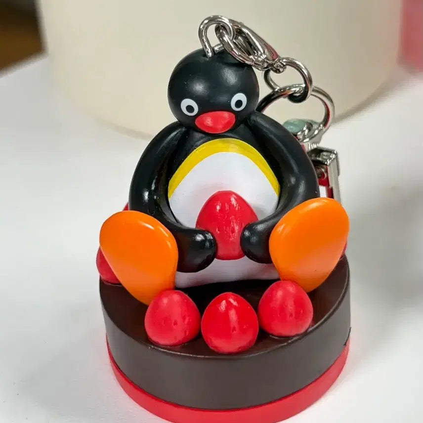 [BUNJANG] Twosome Place Pingu Strawberry Cake Gacha Keychain / 투썸 핑구 스초생 가챠