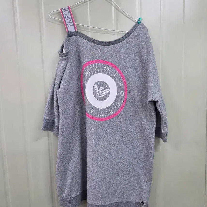[SOLD OUT] 엠포리오 아르마니 여성 그레이 오프숄더 티 85