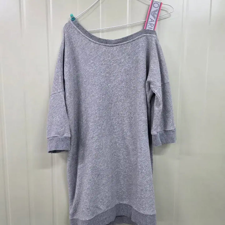 [SOLD OUT] 엠포리오 아르마니 여성 그레이 오프숄더 티 85