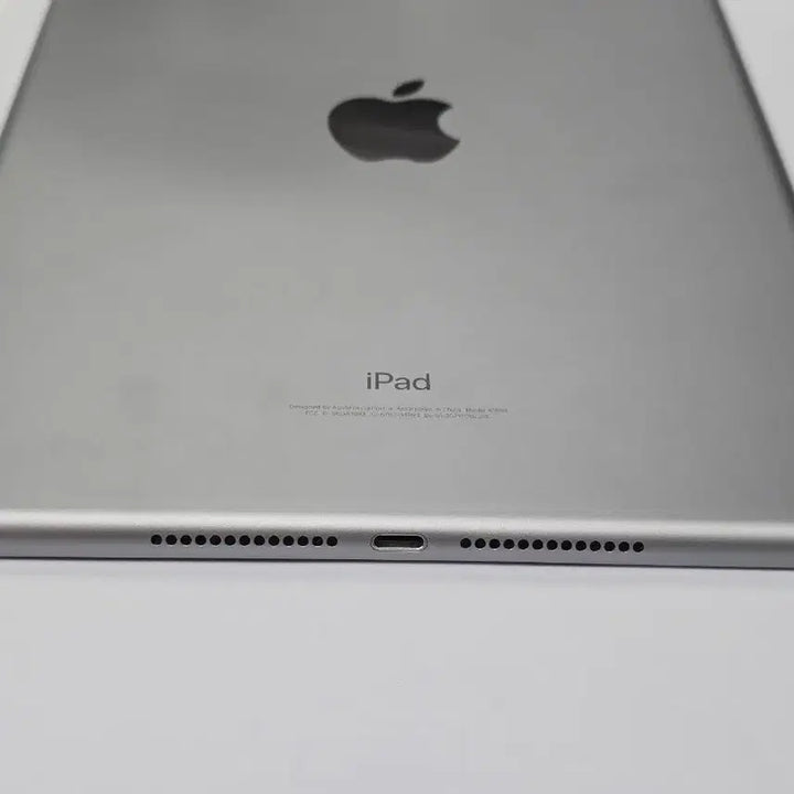 [BUNJANG] Apple iPad 6th Gen 32GB WiFi Silver / A급) 아이패드6세대 32기가 wifi용