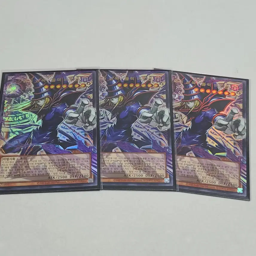 [BUNJANG] Yu-Gi-Oh! Dark Magician Over Frame Ultimate Rare (2 Available) / 유희왕 파라오의 심복 블랙매지션 오버 프레임 울레 2장 남음