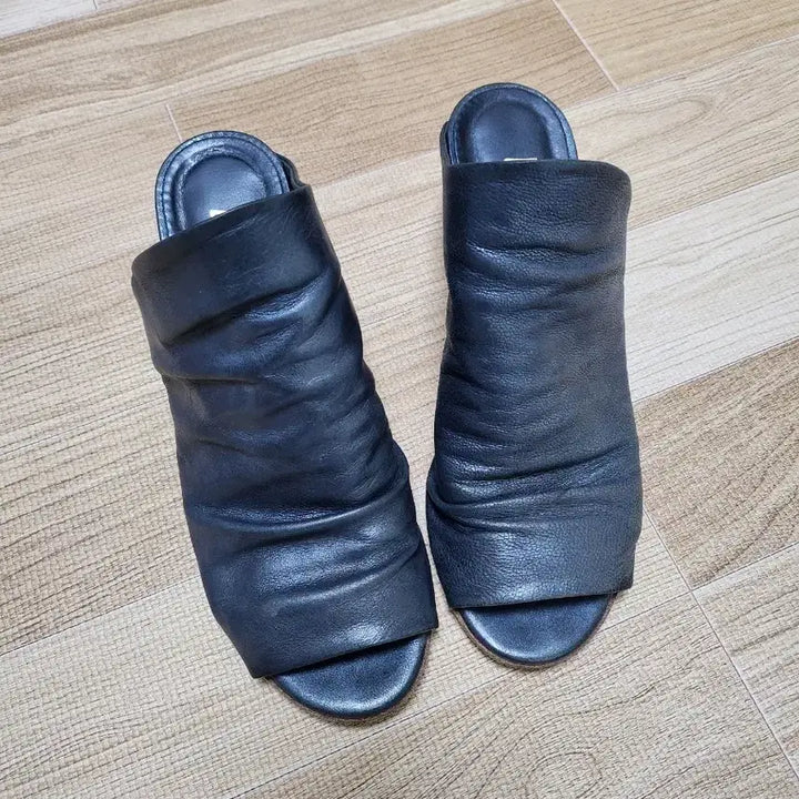 [BUNJANG] Ruching Detail Wedge Sandals Charcoal / 주름 장식 굽 샌들 차콜