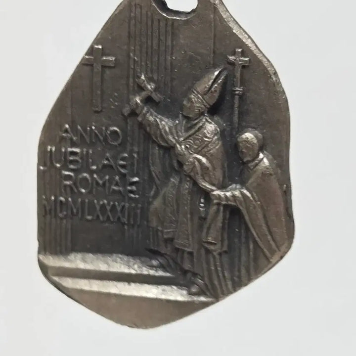[BUNJANG] 1983 Holy Year of the Redemption Catholic Holy Door Opening Ceremony Pendant Keychain / 1983년 로마 희년 가톨릭 성문 개막식 교황 가톨릭