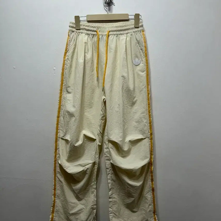 [BUNJANG] Adidas Track Pants Ivory Yellow Three Stripes F / 아디다스 트랙 팬츠 아이보리 옐로우 삼선 F