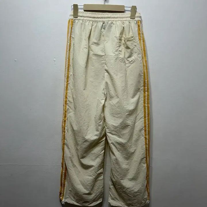 [BUNJANG] Adidas Track Pants Ivory Yellow Three Stripes F / 아디다스 트랙 팬츠 아이보리 옐로우 삼선 F