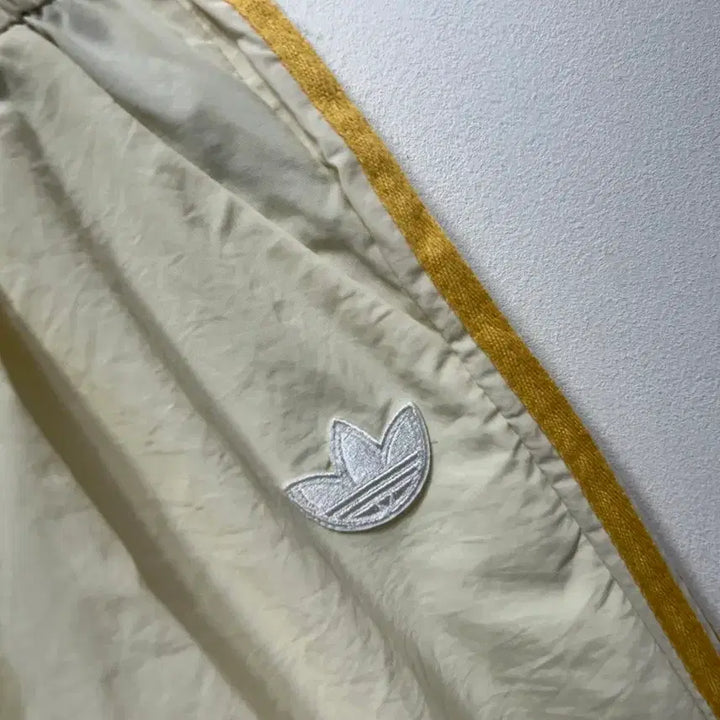 [BUNJANG] Adidas Track Pants Ivory Yellow Three Stripes F / 아디다스 트랙 팬츠 아이보리 옐로우 삼선 F