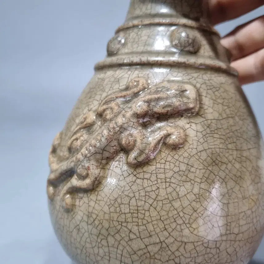 [BUNJANG] Guanyao Celadon Crackle Glaze Dragon Motif Vase / 관요 빙렬 첩반룡화구 옥호춘병. 고23.5