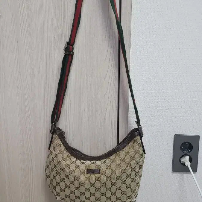 [BUNJANG] Gucci GG Logo Canvas Shoulder Bag / 구찌 GG 로고 캔버스 숄더백