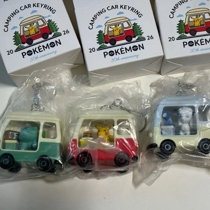 [BUNJANG] Lotteria Pokemon Pikachu, Bulbasaur, Alolan Vulpix 30th Anniversary Camping Car Keyring Bundle Set / 택포11) 롯데리아 포켓몬 피카츄, 이상해씨, 식스테일 캠핑카 키링