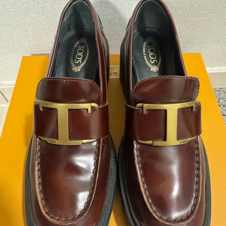 [SOLD OUT] 토즈 타임리스 로고 가죽 로퍼 브라운 36사이즈 (230)