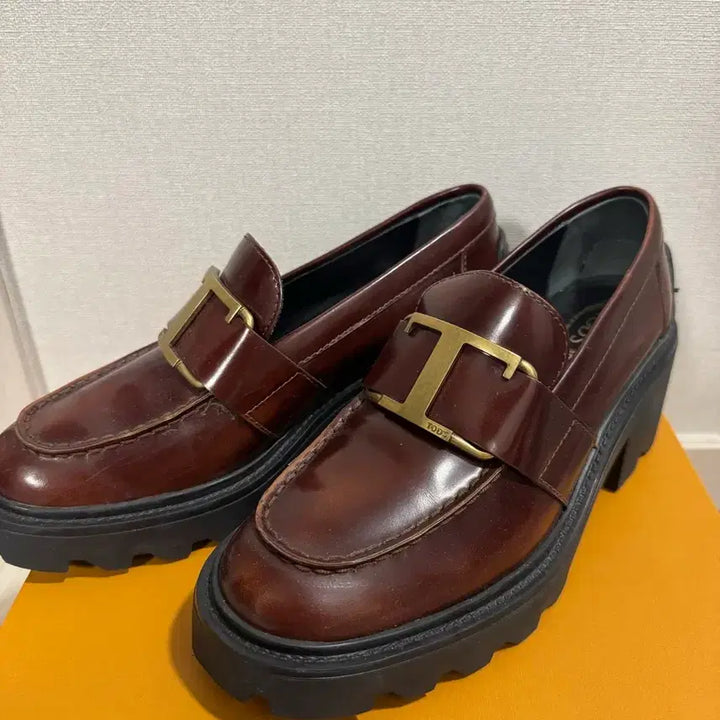 [SOLD OUT] 토즈 타임리스 로고 가죽 로퍼 브라운 36사이즈 (230)