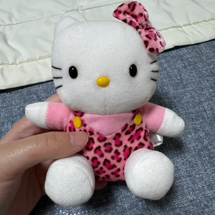 [BUNJANG] Vintage Hello Kitty Pink Leopard Bag Charm Doll Keychain / 고전 헬로키티 핑크 호피 가방 인형 키링 판매중