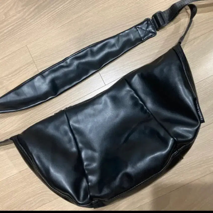 [BUNJANG] Faux Leather Shoulder Bag / 상태 최상)반달  인조가죽 숄더백 크로스백